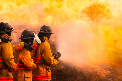 DRUGI DAN POŽARA U ŠPANIJI Vatra zahvatila 3.600 hektara šume, evakuisano hiljade ljudi, poginuo vatrogasac