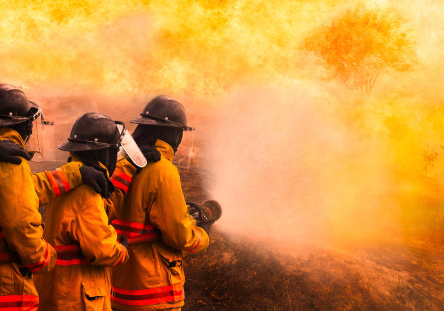 Vatra još bjesni, vatrogasci na terenu: Sumnja se da je požar u popularnom španskom ljetovalištu podmetnut