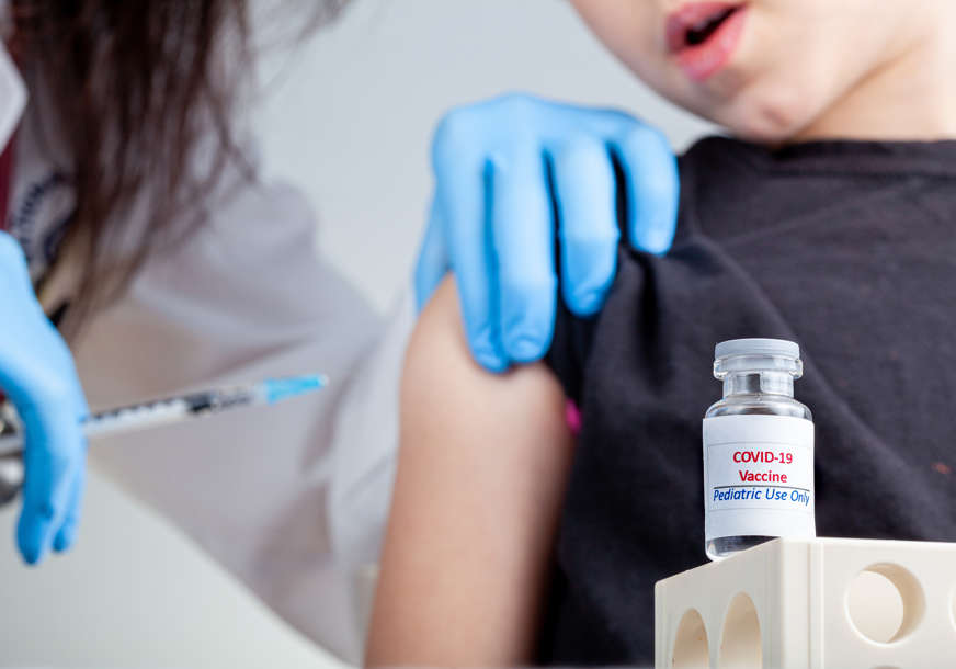 Stručnjaci jednoglasni: Vakcina protiv korone štiti djecu i sprečava da prenose zarazu starijima