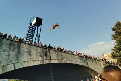 Dino Bajrić iz Sarajevo pobjednik skokova sa Kamenog mosta u Trebinju