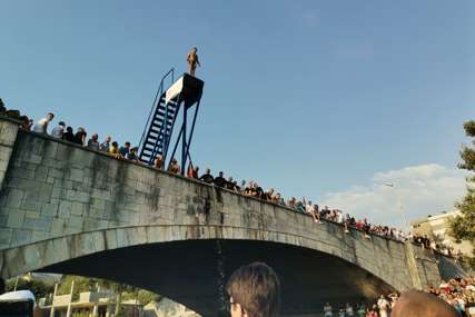 Učestvovao prvi put i pobijedio: Užičanin Aleksandar Aleksić osvojio prvo mjesto u skokovima sa Kamenog mosta
