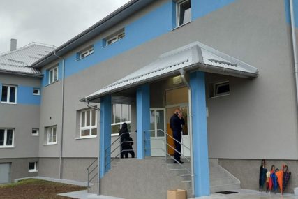 Ustav ne poznaje "bosanski jezik": Bijeljinska osnovna škola čeka instrukcije iz Vlade Srpske za nastavak rada