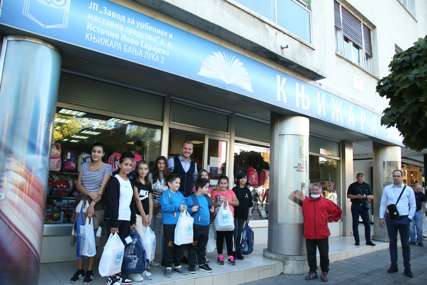 Podrška romskoj populaciji: Gradonačelnik u kupovini školskog pribora sa mališanima (FOTO)