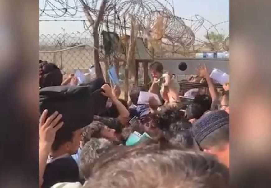 "Spasi moju bebu" Majke na aerodromu u Kabulu bacaju djecu preko bodljikave žice, vojnici plaču (VIDEO)