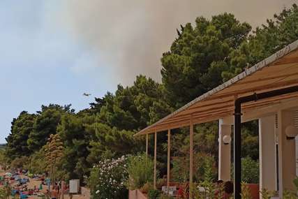 Požar kod Trogira polako jenjava: Vatra se ne širi, ali puše jak jugo