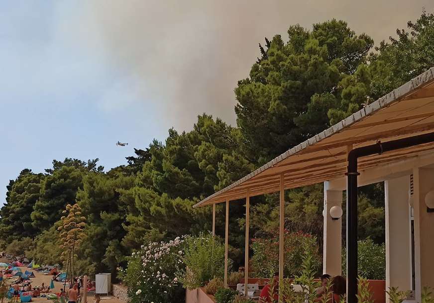 Bukti vatra kod Trogira: Požar obuzdava više od 80 vatrogasaca s 25 vozila, DIM ZAKLONIO SUNCE (FOTO)