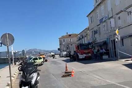 ŠAHTOVI LETJELI U VAZDUH U Trogiru eksplodirala kanalizacija, pukom srećom niko nije povrijeđen (VIDEO)