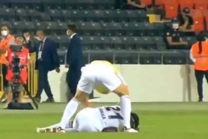 DRAMA U TURSKOJ Igrač pao na travu tokom meča