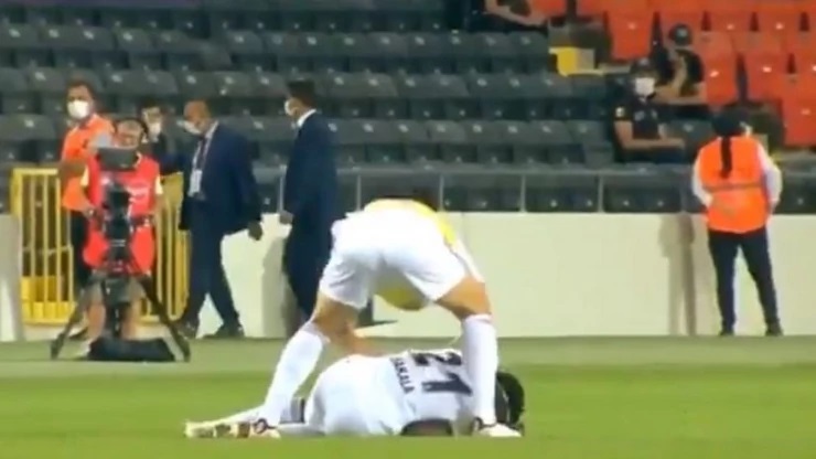 DRAMA U TURSKOJ Igrač pao na travu tokom meča