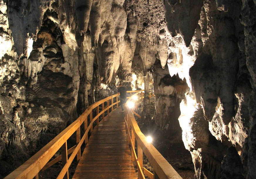 Vaganska pećina, turistička atrakcija Šipova: Čarobna igra boja u Svečanoj dvorani (FOTO, VIDEO)