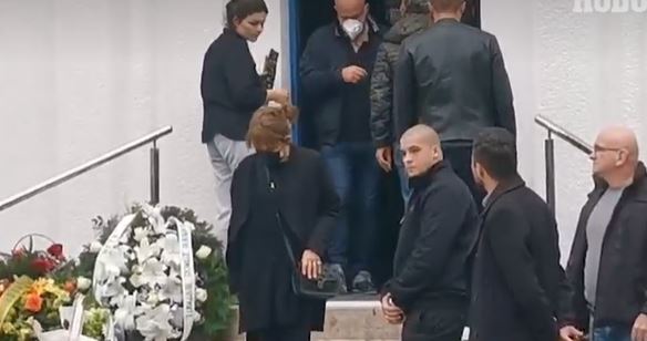 Vesna Trivalić u jecajima izašla iz kapele: Glumica u suzama na posljednjoj počasti Lanetu Gutoviću (FOTO)