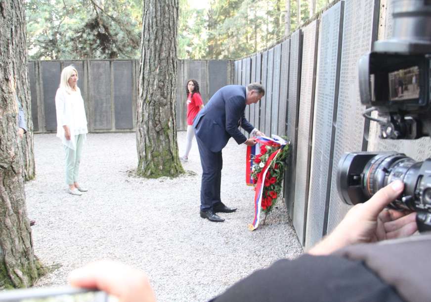 Počast junacima i žrtvama na Kozari: Dodik i Cvijanovićeva položili vijenac na spomen-ploču na Mrakovici (FOTO)