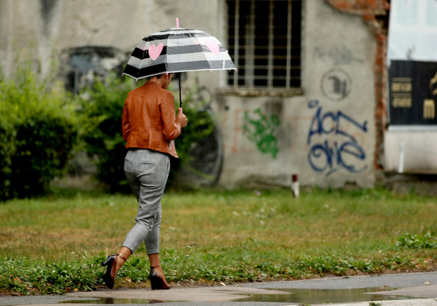 Žena nosi kišobran