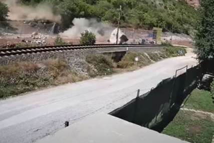Pukom srećom niko nije stradao: Ogromna kamena gromada pala na prugu i put u Čapljini (VIDEO)