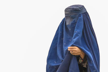 PAKAO ZA ŽENE U AVGANISTANU Talibani ih već zlostavljaju i porobljavaju, a ne smiju da budu viđene ni na posterima (FOTO)
