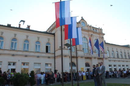 "Važan dan za sve nas" Srpske zastave se vijore u Bijeljini (FOTO)