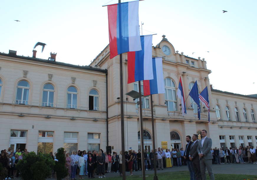 "Važan dan za sve nas" Srpske zastave se vijore u Bijeljini (FOTO)