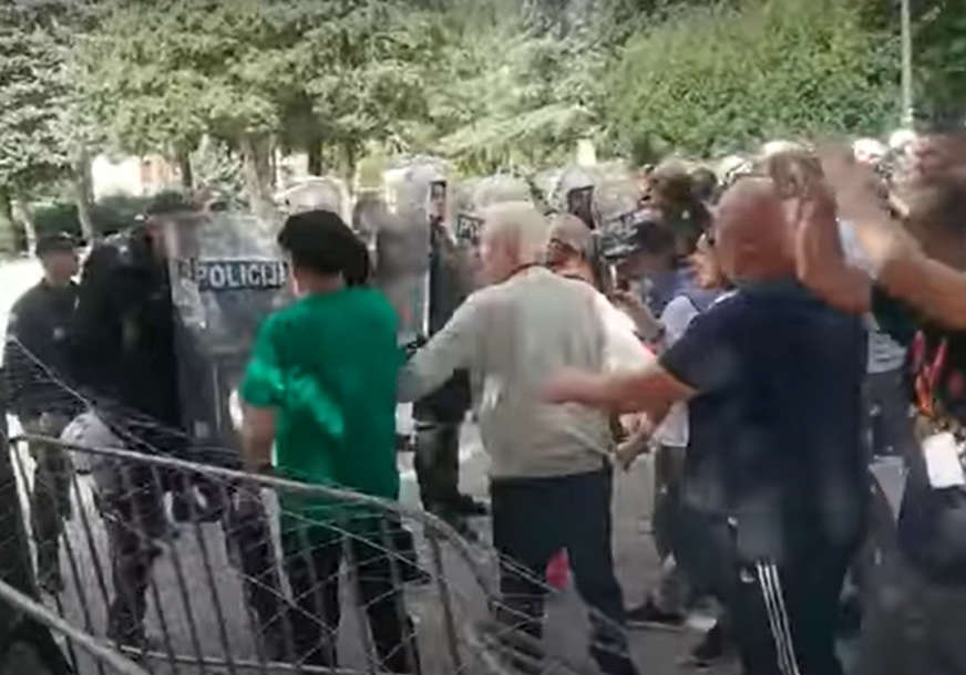 Raste napetost pred ustoličenje mitropolita Joanikija: Kolone vozila krenule ka Cetinju, srušen dio ograde ispred manastira, u gradu i oklopna vozila (VIDEO)