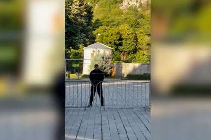 Okupljeni uzikivali "OVO JE CETINJE": Grupa građana pokušala da prođe kroz zaštitnu ogradu koja je postavljena nedaleko od manastira (VIDEO)