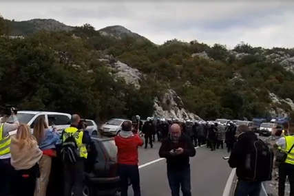 NAPETO Policija dala rok demonstrantima na barikadama na putu ka Cetinju da se raziđu, patrijarh krenuo ka manastiru (VIDEO)