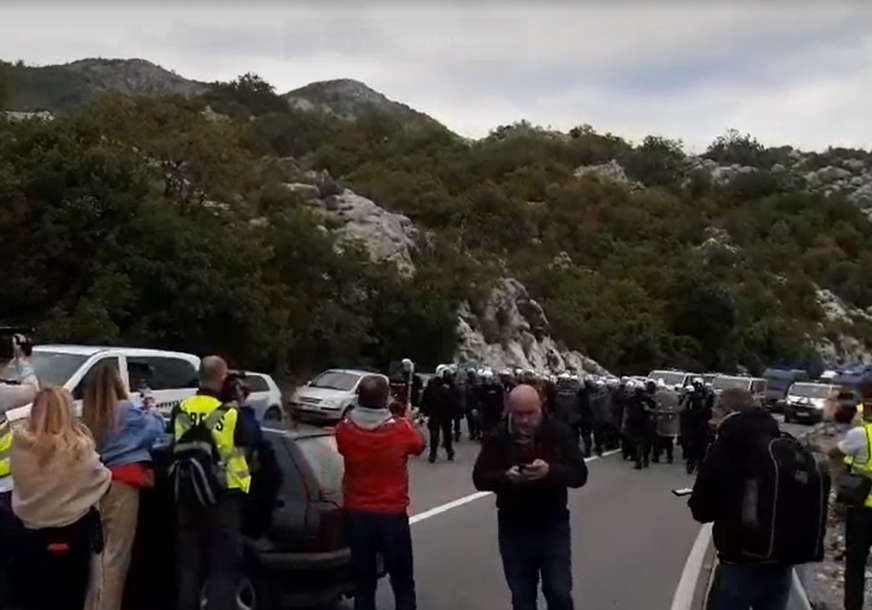 NAPETO Policija dala rok demonstrantima na barikadama na putu ka Cetinju da se raziđu, patrijarh krenuo ka manastiru (VIDEO)