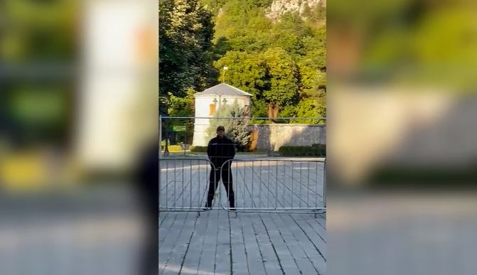 Okupljeni uzikivali "OVO JE CETINJE": Grupa građana pokušala da prođe kroz zaštitnu ogradu koja je postavljena nedaleko od manastira (VIDEO)