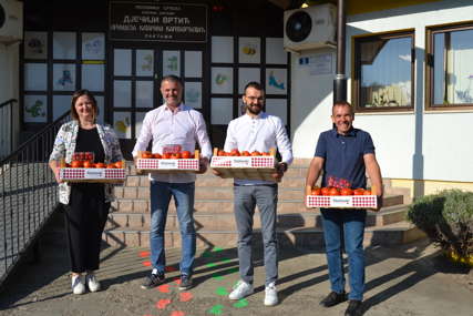Zdrava hrana za predškolce: Poljoprivredni klaster GLS vrtićima poklonio domaći paradajz (FOTO)