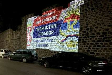 Uoči Dana srpskog jedinstva, slobode i nacionalne zastave: Zidine Starog grada osvijetljene trobojkom