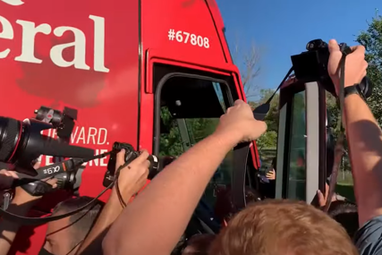Demonstranti Trudoa zasuli kamenčićima tokom predizborne kampanje (VIDEO)