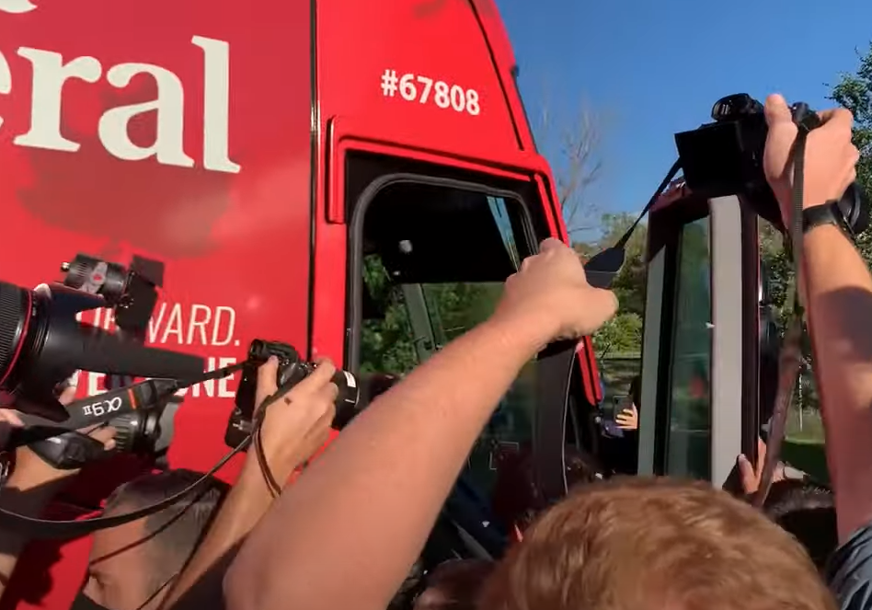 Demonstranti Trudoa zasuli kamenčićima tokom predizborne kampanje (VIDEO)