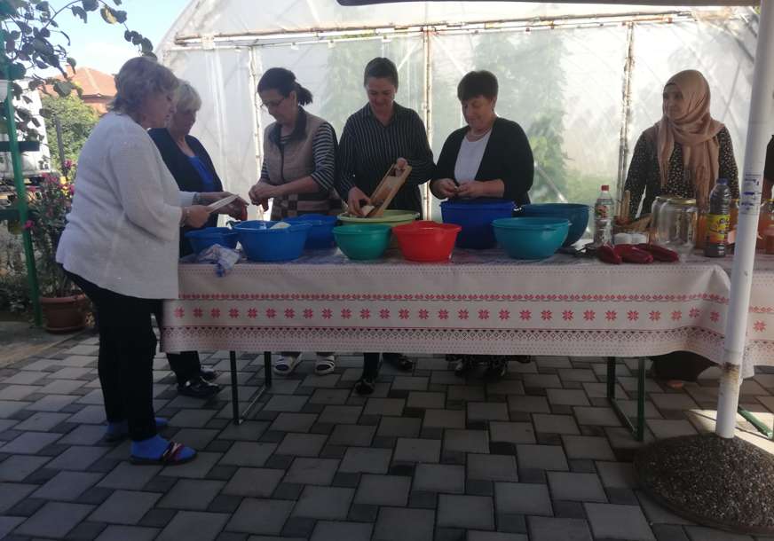 Semberske domaćice u dilemi zbog poskupljenja: Cijene dobro zaljutile zimnicu, do salata i ajvara iz vlastite bašte (FOTO)