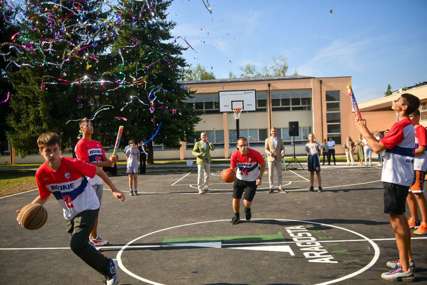 ZA BOLJE DJETINJSTVO Mališani sa Starčevice dobili sportsko igralište u dvorištu škole