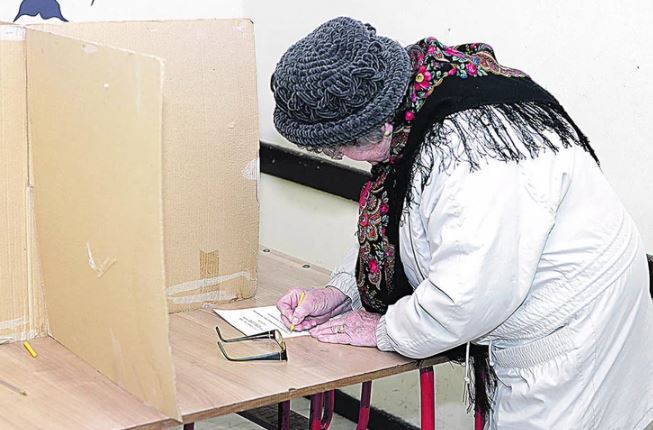 OVAKO SE BARATA GLASOVIMA Podmićivali glasače i sugerisali koga da zaokruže na biračkim listićima