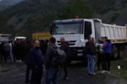PRELAZI U BLOKADI 11. DAN Protest Srba sa Kosova i Metohije još uvijek na Jarinju i Brnjaku