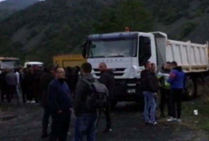 Situacija i dalje napeta: Isječene gume srpskih kamiona na Jarinju