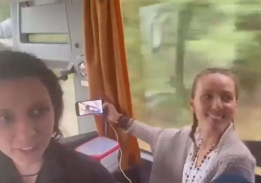 "Ko da mi otme iz moje duše Kosovo" Jelena Đoković i Vlade Divac u pjevaju u autobusu (VIDEO)