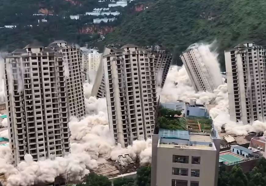 Evakuisano oko 2.000 domaćinstava: U Kini za 45 sekundi srušeno 15 nebodera (VIDEO)