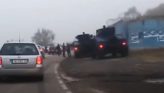 SRBI UZNEMIRENI Jarinje i Brnjak zauzelo 20 vozila specijalne jedinice Rosu (VIDEO)