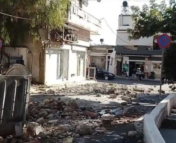 Sin gledao kako mu GINE OTAC: U snažnom zemljotresu na Kritu pala kupola crkve i ubila radnika (VIDEO)