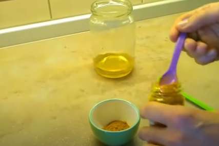 Ona je zaista KRALJICA ZAČINA: Zašto bi trebalo da sipate kurkumu u toplu vodu sa limunom