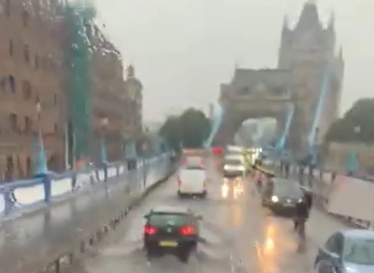 POPLAVLJEN ČUVENI MOST Obilne kiše u Londonu napravile haos (VIDEO)