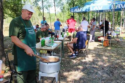 Takmičenje kulinara: Miris kotlića punih slasti širio se Lijevčem (FOTO)