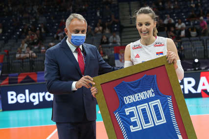 JUBILEJ Maja Ognjenović igra 300. utakmicu u dresu Srbije, dobila simboličan poklon