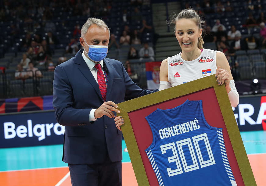 JUBILEJ Maja Ognjenović igra 300. utakmicu u dresu Srbije, dobila simboličan poklon