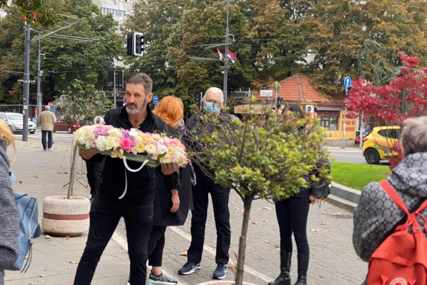 SAHRANA MARINE TUCAKOVIĆ Futa skrhan bolom, Zdravko Čolić poslao vijenac sa ružama i emotivnom porukom (FOTO)