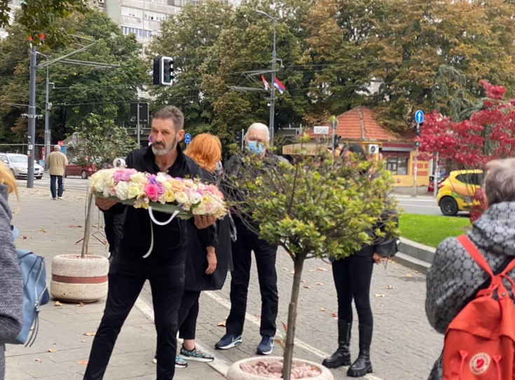 SAHRANA MARINE TUCAKOVIĆ Futa skrhan bolom, Zdravko Čolić poslao vijenac sa ružama i emotivnom porukom (FOTO)