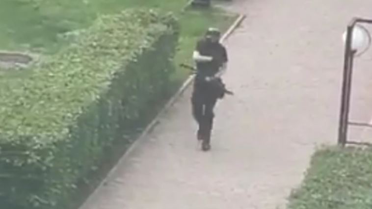 Ovo je napadač iz Rusije: U punoj opremi sa puškom ušetao među studente i ZAPUCAO (VIDEO)