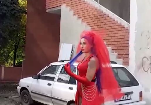 Olja Vampirica spremna za rijaliti: Bič u ruci, jarko crveni triko, a na glavi veo (VIDEO)