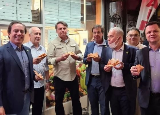 Oštre mjere za nevakcinisane: Bolsonaro u Njujorku jeo picu NA ULICI umjesto u restoranu (FOTO)