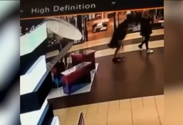 BEOGRADSKA DŽEJN ZASKOČILA ŠIPKU Osvanuo šokantan snimak djevojke iz tržnog centra (VIDEO)